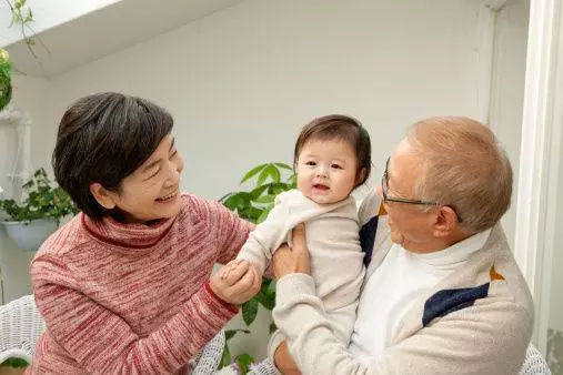老人和孩子.jpg